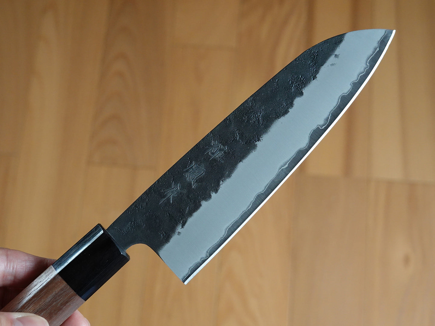 CH012 Cuchillo Japonés Wa-Santoku Negro Aogami Super Zenpou 17cm