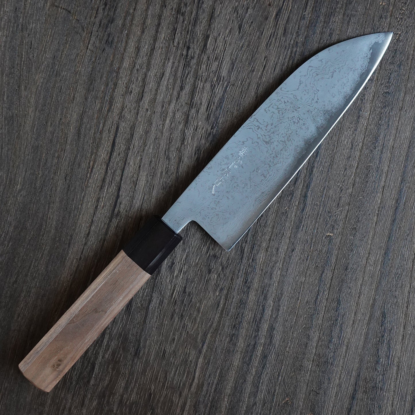 Cuchillo japonés de estilo tradicional santoku de Damasco forjado con mango octogonal.