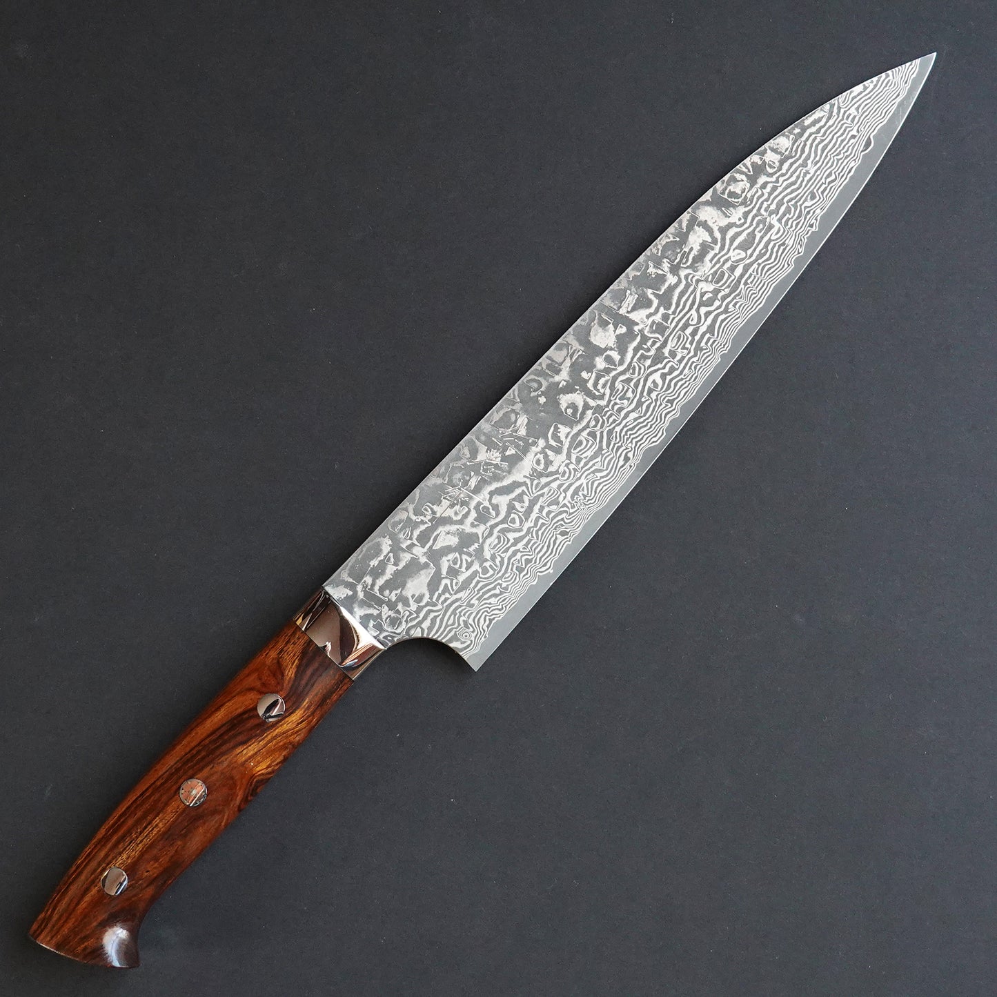 Cuchillo de Chef Gyuto Damasco forjado con mango de madera de hierro.