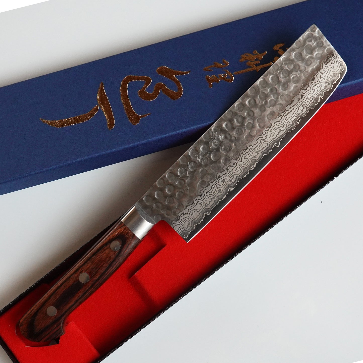 Cuchillo Nakiri de Damasco martillado con caja de presentación.