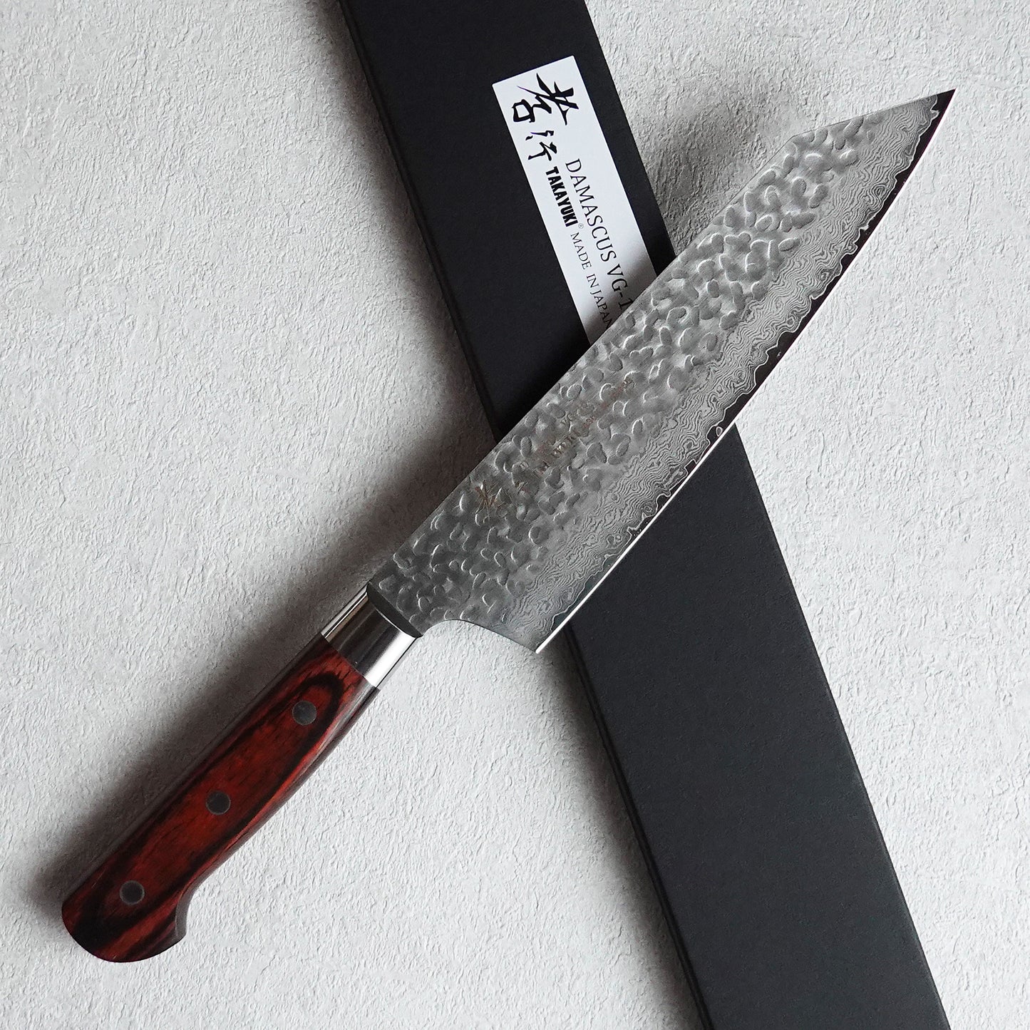 Cuchillo Kiritsuke Gyuto de Damasco martillado con caja de presentación.