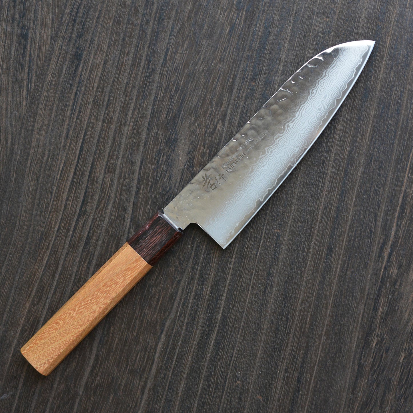 Cuchillo Santoku tradicional de acero Damasco martillado con mango octogonal.