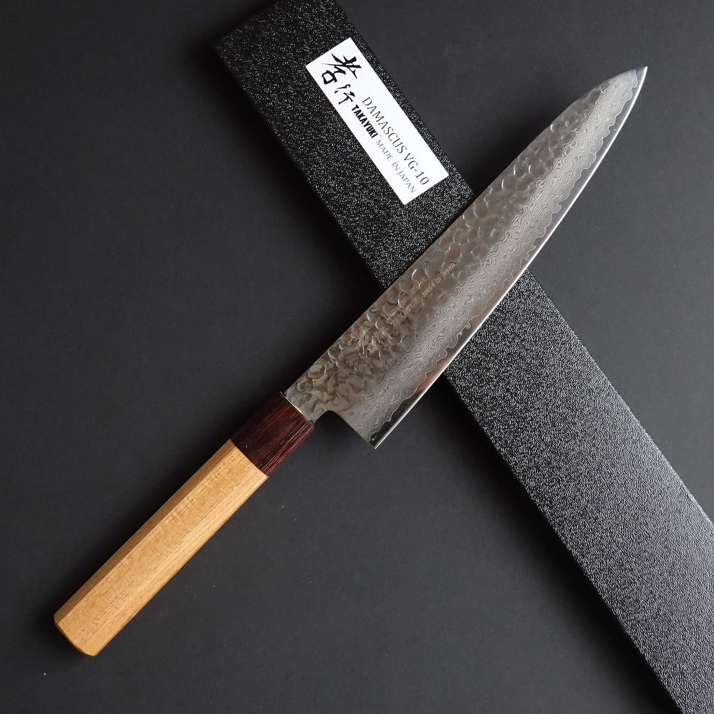 Cuchillo japonés de estilo tradicional Gyuto de Damasco martillado con caja de presentación.