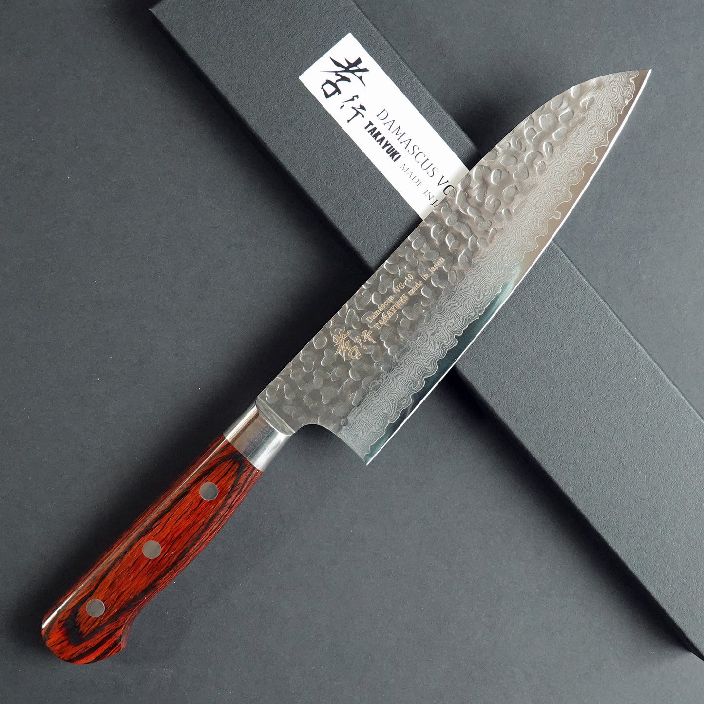 Cuchillo Santoku Dacascus martillado con caja de presentación.