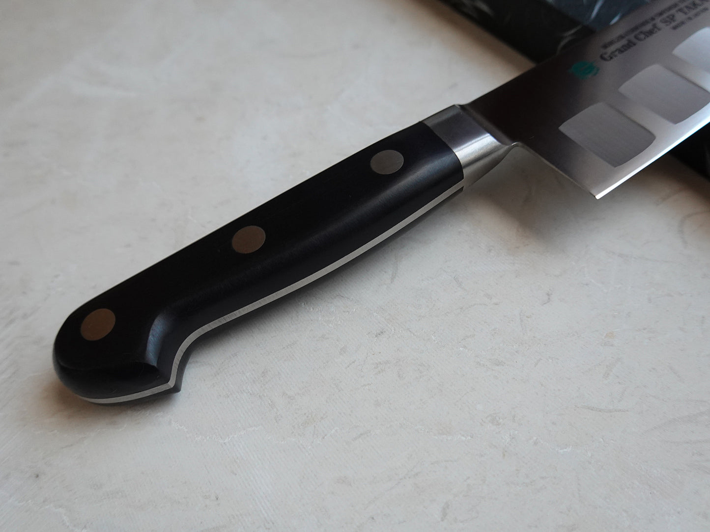 CA008 Cuchillo Japonés Gyuto con borde hueco Acero sueco Sakai Takayuki 21cm