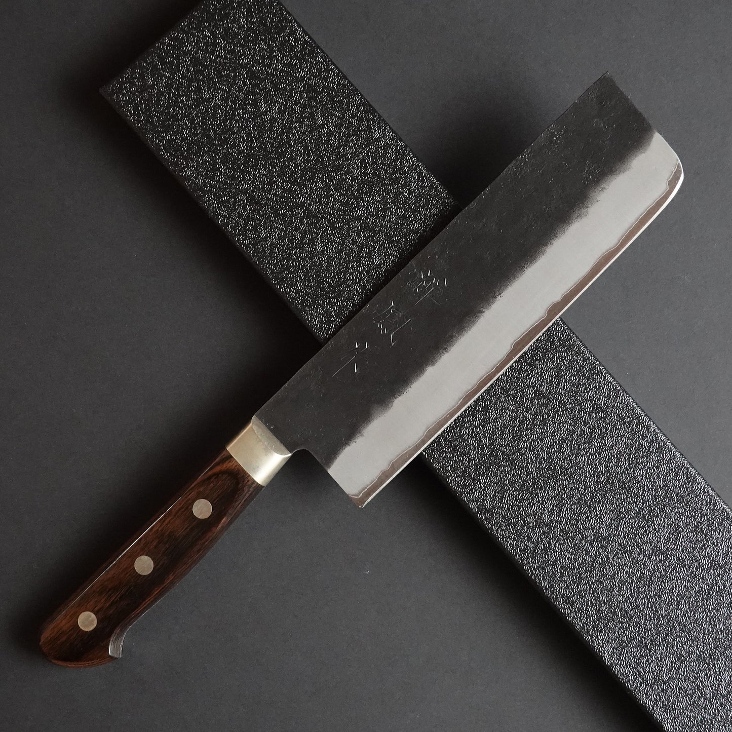 Cuchillo nakiri cuadrado forjado en negro con caja de presentación.