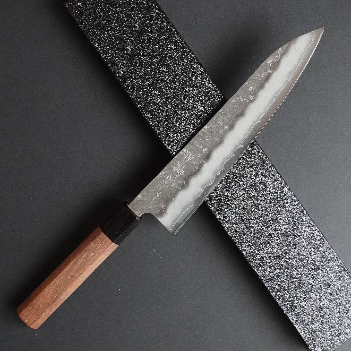 Cuchillo japonés de estilo tradicional de chef forjado, con caja de presentación.