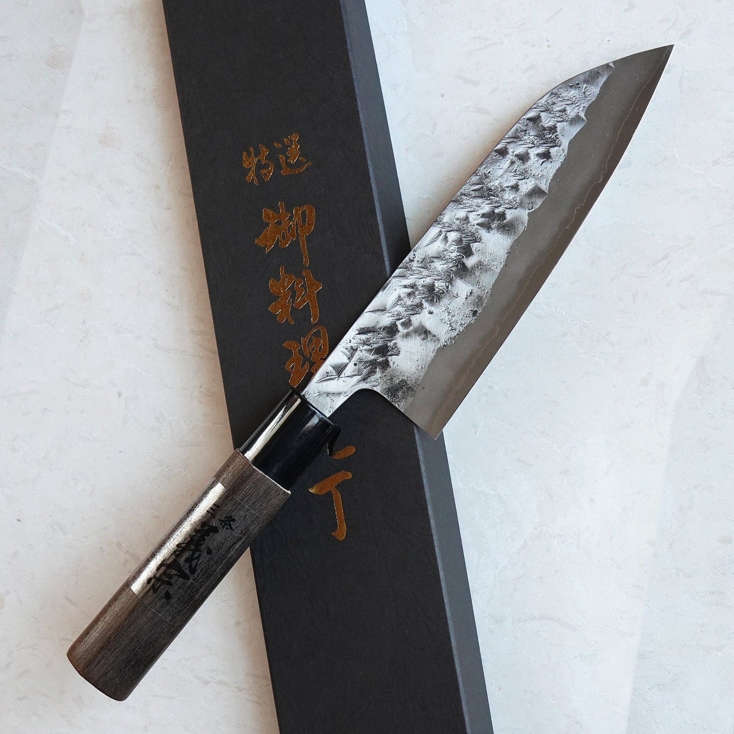 Cuchillo japones santoku de estilo tradicional con mango de madera.
