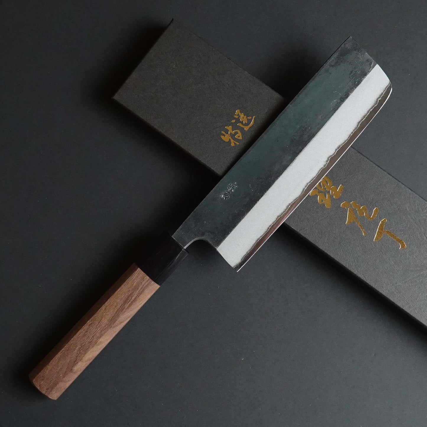Cuchillo japonés Nakiri con hoja forjada cuadrada y mango octogonal.