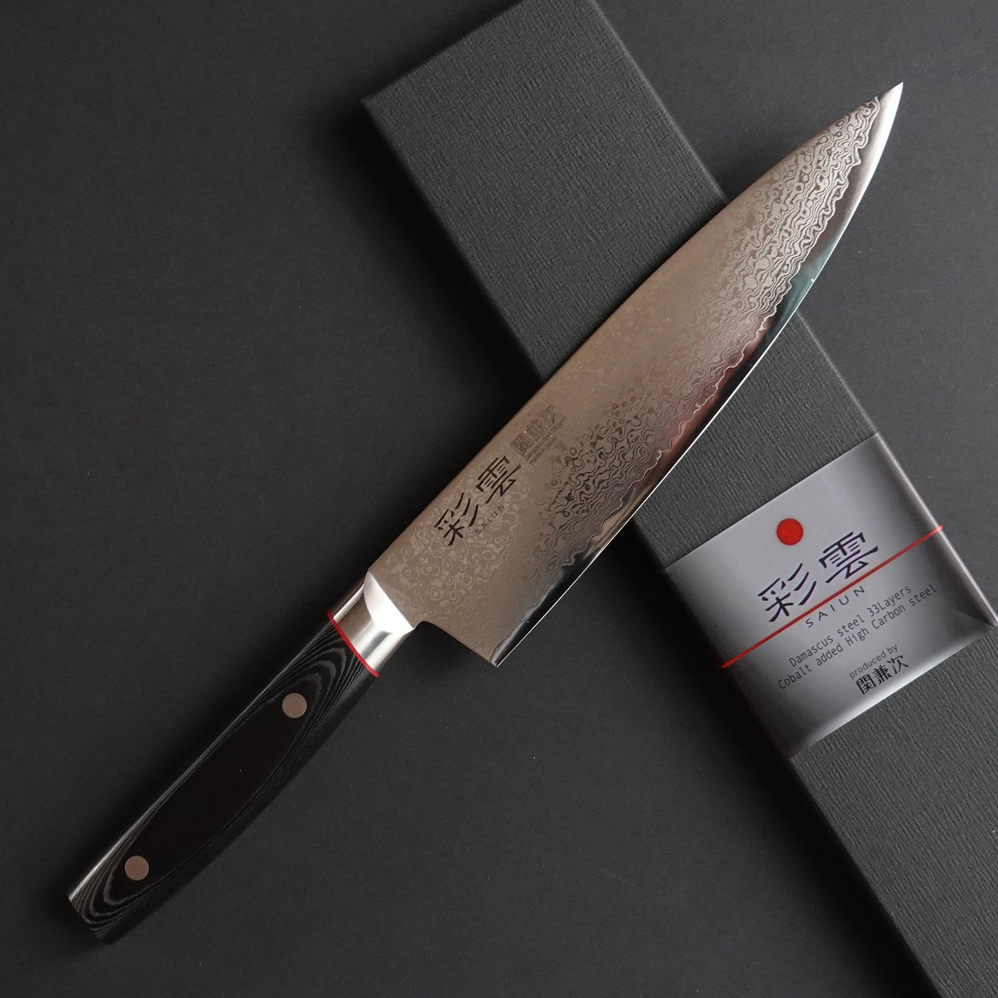Cuchillo de chef Gyuto Damasco con caja de presentación.