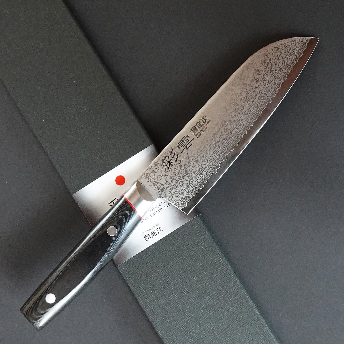 Cuchillo santoku de acero damasco con la caja de presentacion.