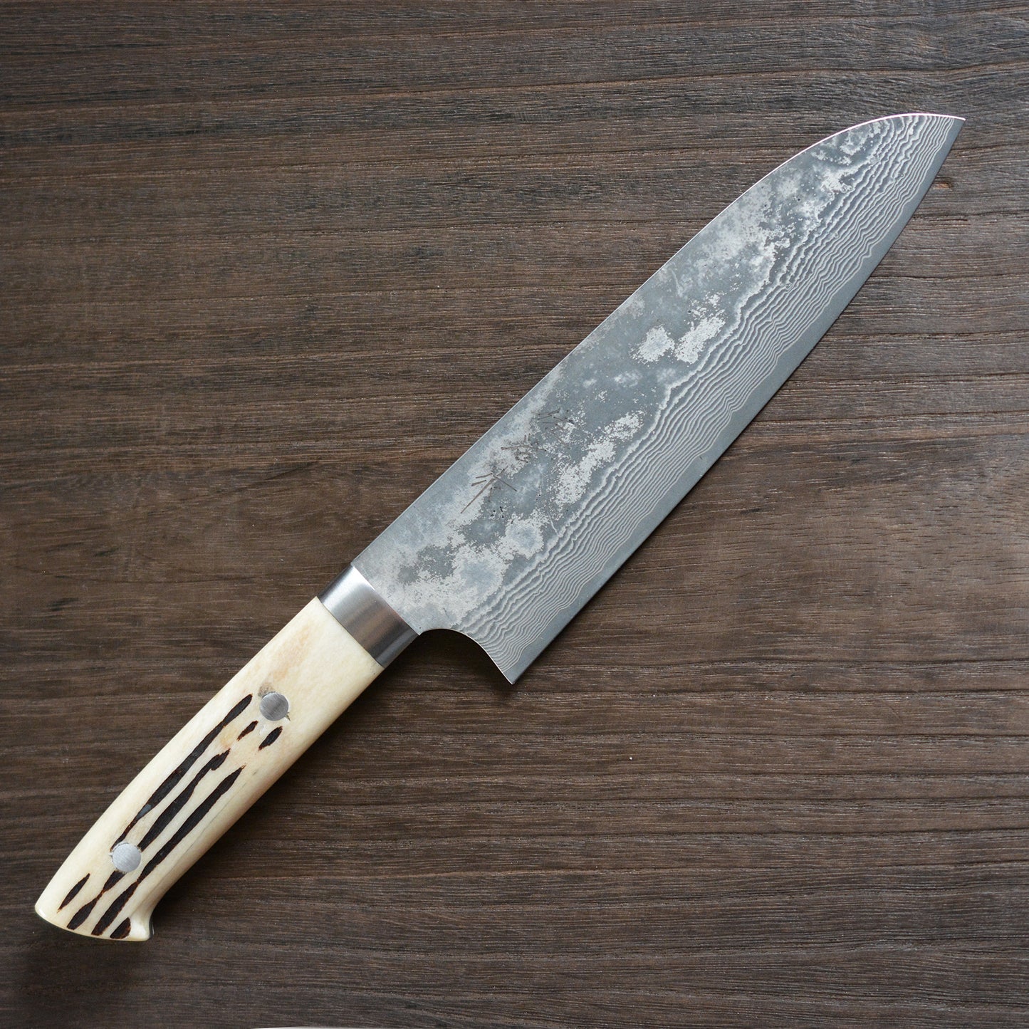 Cuchillo Santoku Dacascus forjado con mango de asta de ciervo.