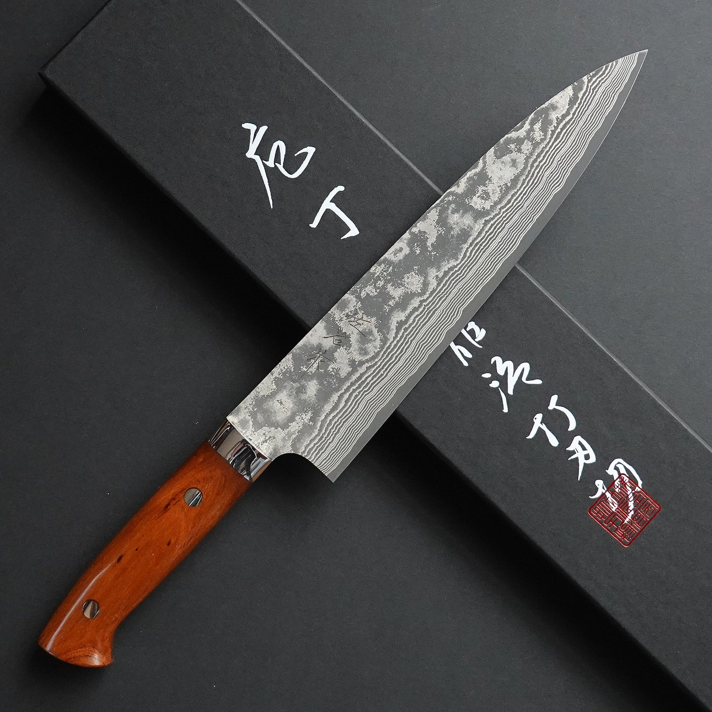 Cuchillo de Chef Gyuto de Damasco forjado con mango de madera de hierro en caja de presentación.