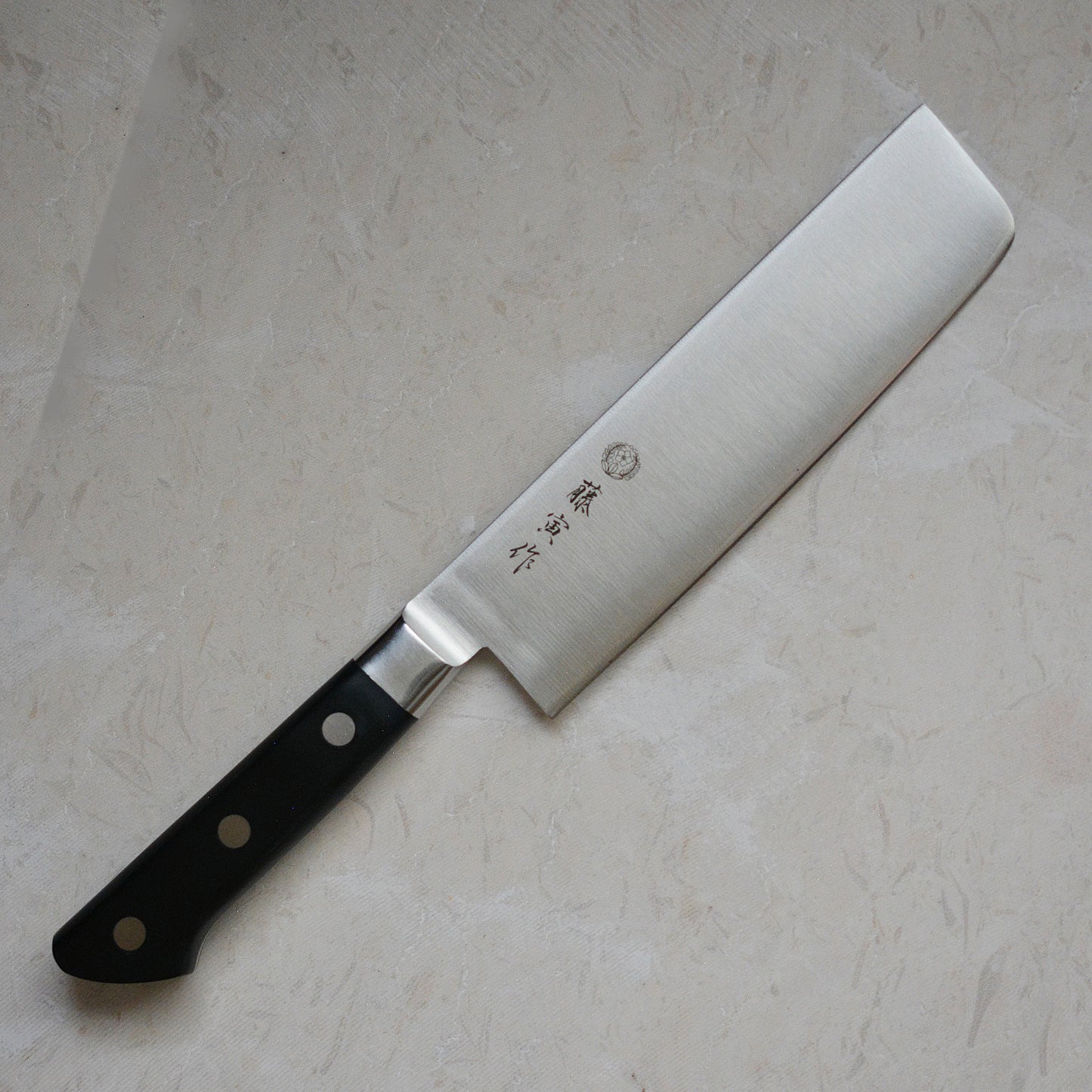 Cuchillo Nakiri cuadrado de acero inoxidable.