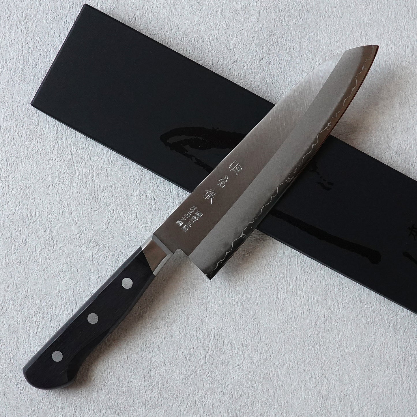 Cuchillo Santoku de acero inoxidable con caja de presentación.