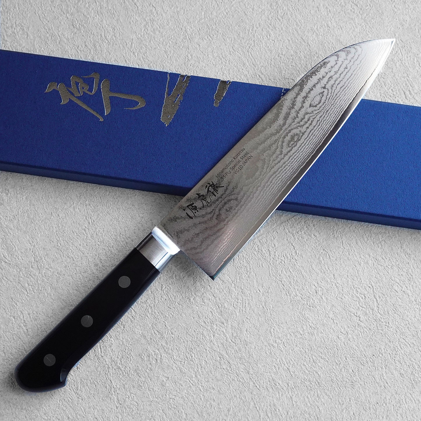 Cuchillo Santoku de Damasco con caja de presentación.