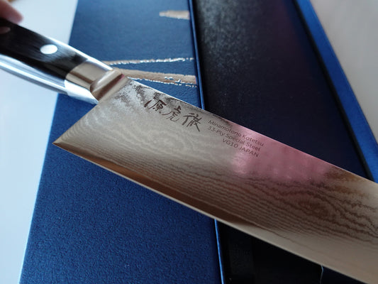 CY105 Cuchillo Japonés Santoku VG10 Damasco Minamoto 18cm