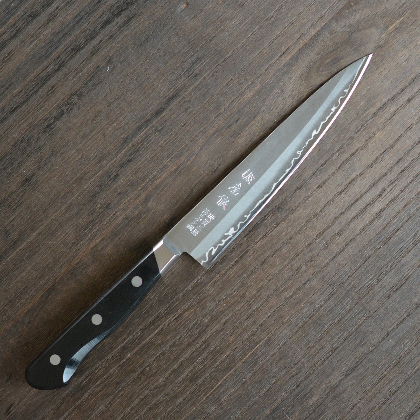 Cuchillo Petty de acero inoxidable.