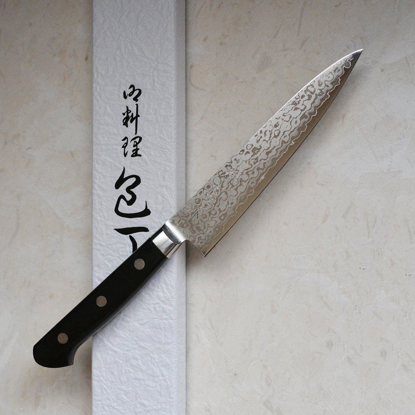 Cuchillo Petty de Damasco con caja de presentación.