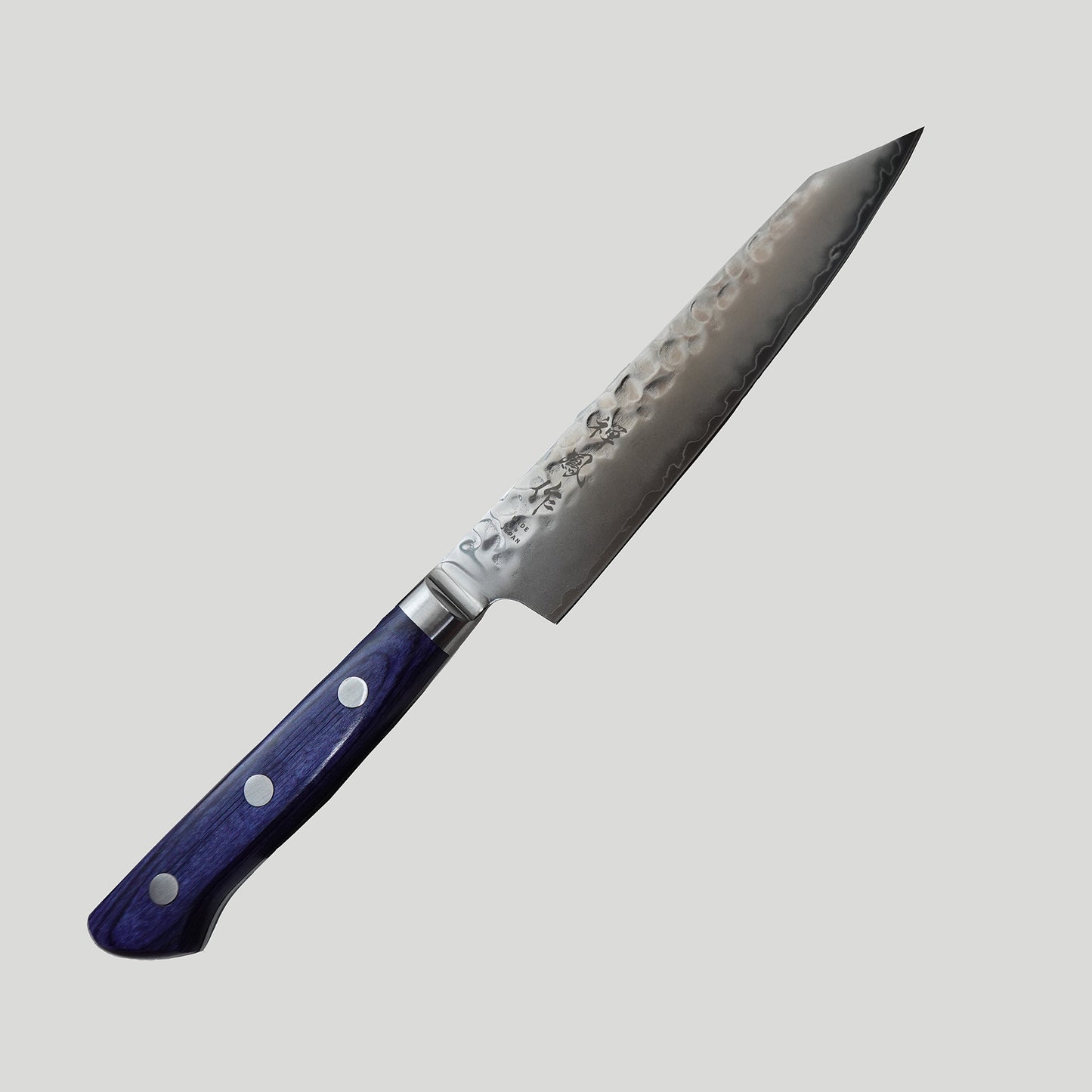 Cuchillo Petty martillado con mango azul.