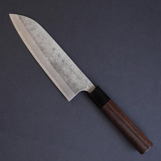 Cuchillo  japonés de estilo tradicional con hoja de Damasco martillada con el nombre del fabricante grabado en él.