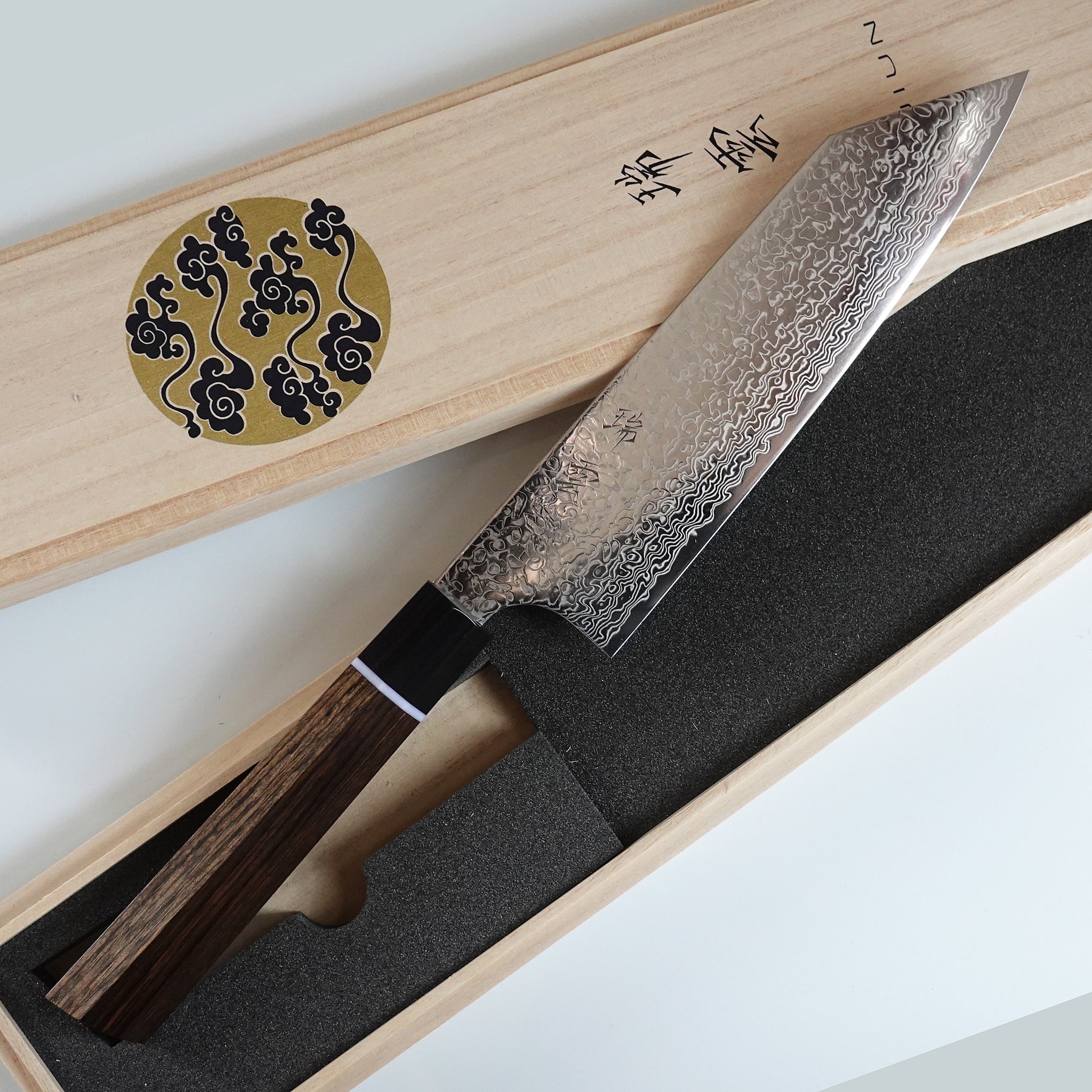 Cuchillo Santoku de estilo tradicional con mango heptagonal, en la caja de presentacion.