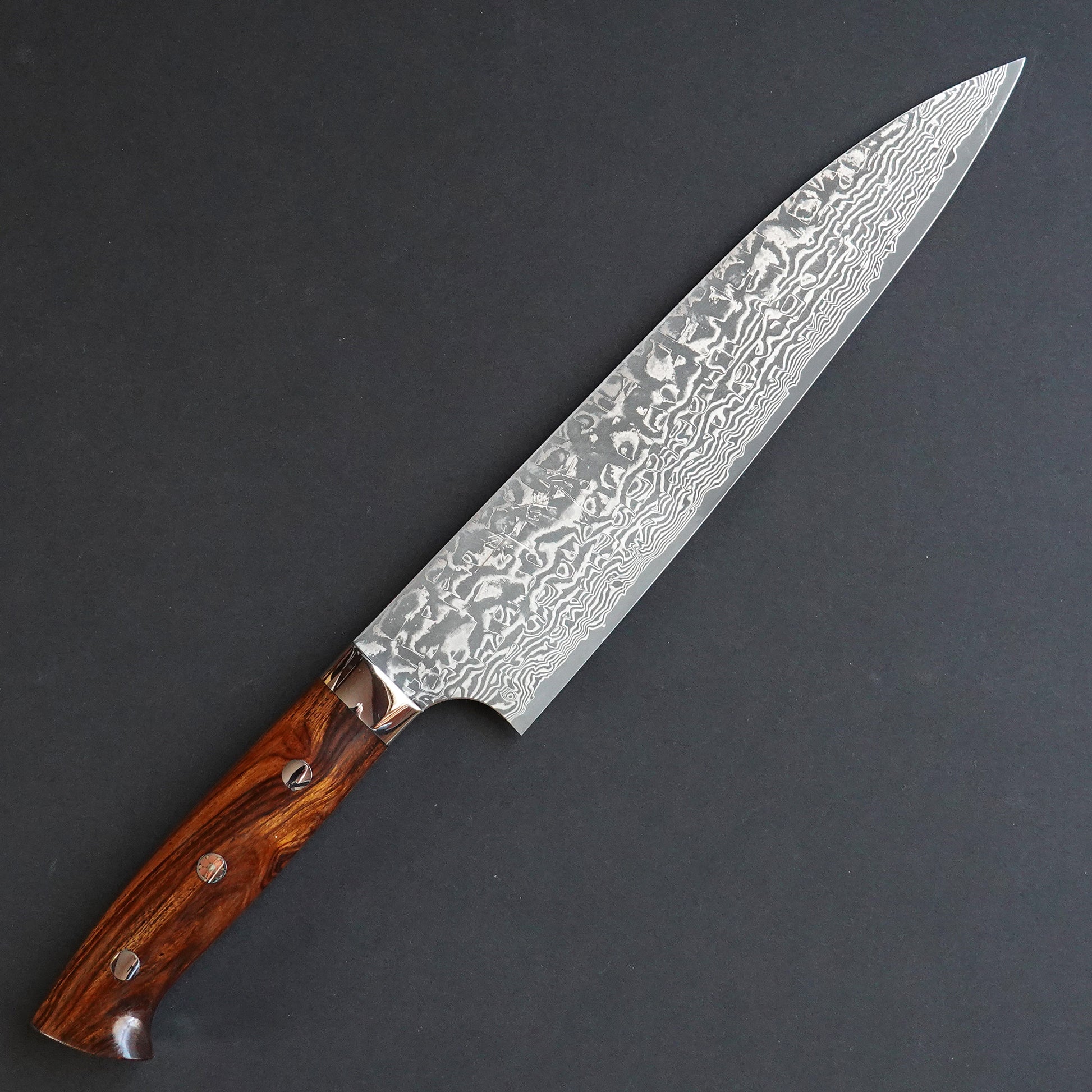Cuchillo de Chef Gyuto Damasco forjado con mango de madera de hierro.