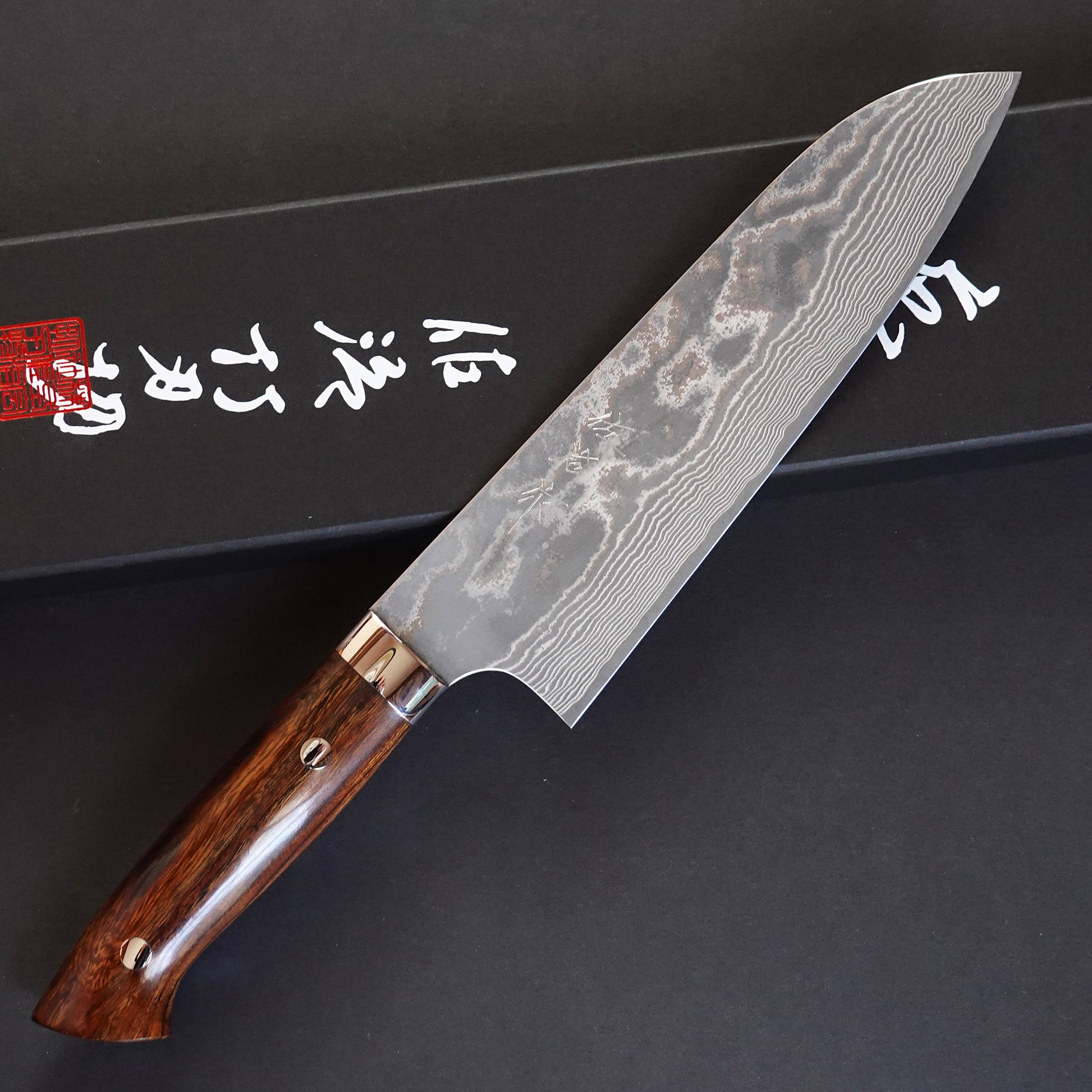 Cuchillo Santoku Dacasco forjado con mango de madera de hierro.