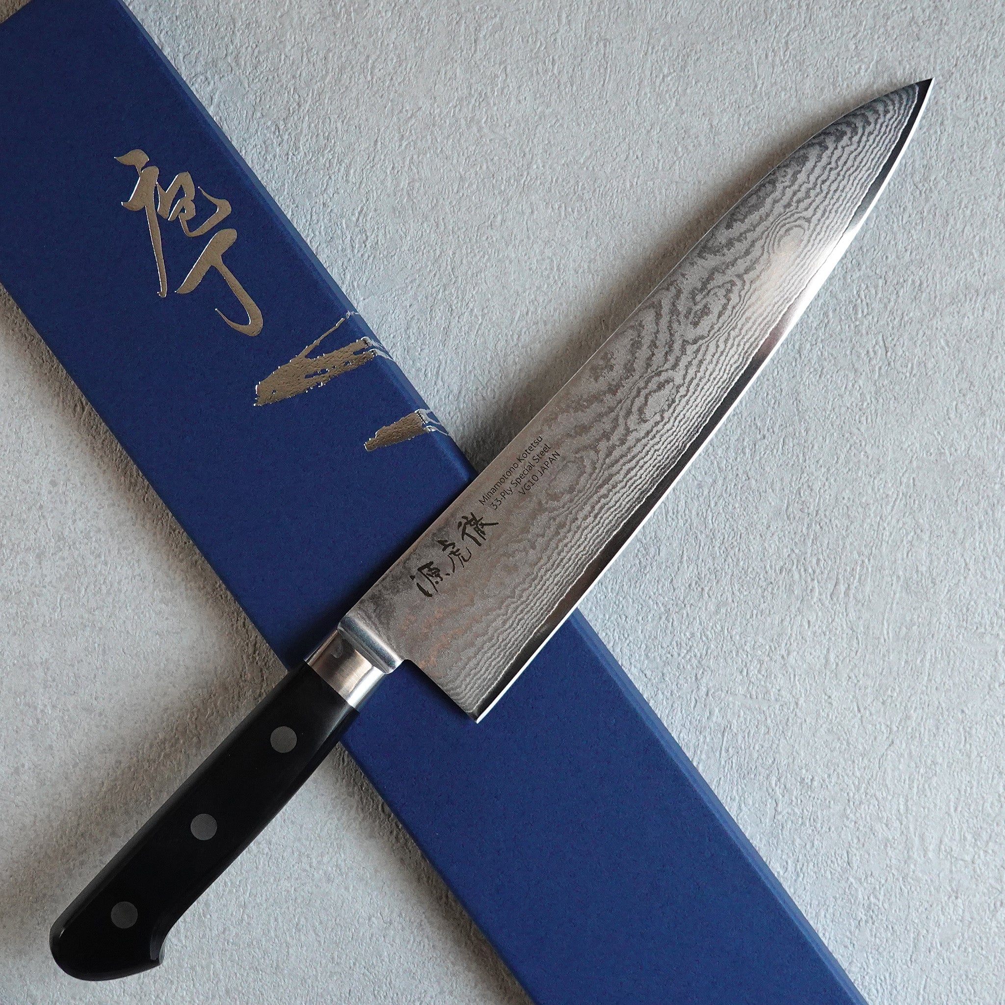 Cuchillo de chef Gyuto Damasco con caja de presentación.