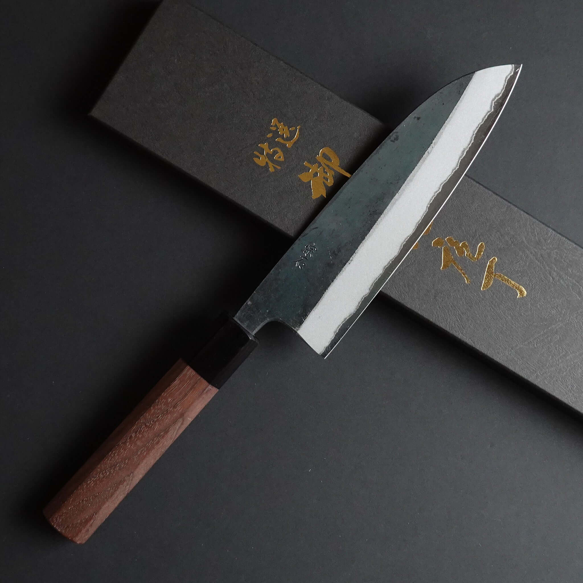Cuchillo japonés Santoku de estilo tradicional con hoja forjada cuadrada y mango octogonal